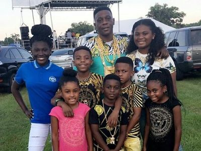 The whole Hatch Kid is posing for one big group photo.